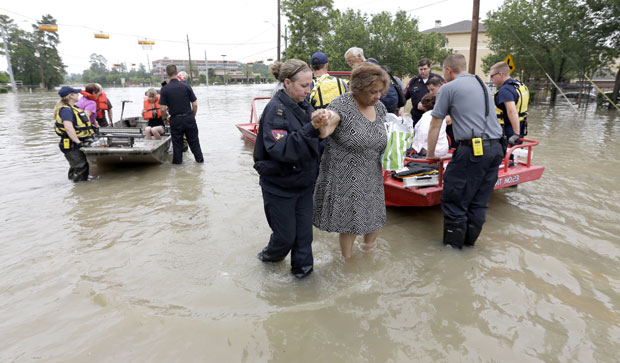 ВАНРЕДНО СТАЊЕ У ХЈУСТОНУ: Петоро погинуло, поплављено на хиљаде кућа, 70.000 људи без струје (ВИДЕО)