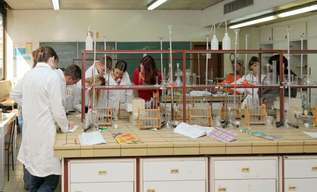 Научни колач премали за све