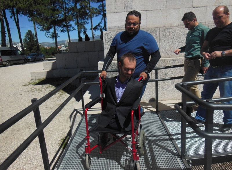 Ник Вујичић у Никшићу: Преко рампе до цркве