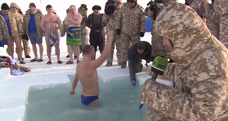 ПОГЛЕДАЈТЕ: Руски падобранци започели марш на Северни пол (ВИДЕО)