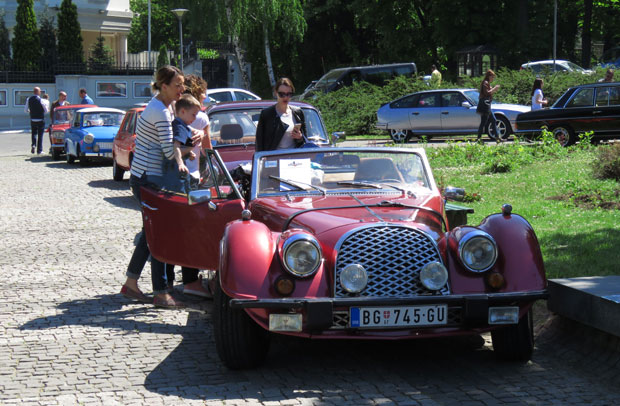 Олдтајмери парадирали Дедињем
