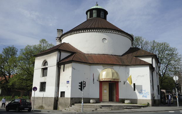 У цркви се моле и плешу