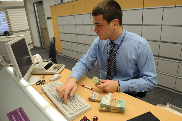 Просечна зарада у Србији у марту 45.870 динара 
