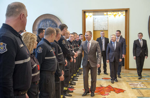 Министар полиције захвалио ватрогасцима који су спасили бебу