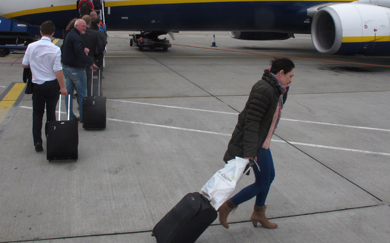 Путници ухапшени због шамарања особља у авиону
