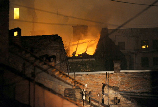 Пожар на Гундулићевом венцу: Горела стамбена зграда, међу спасеним станарима и беба(ФОТО)