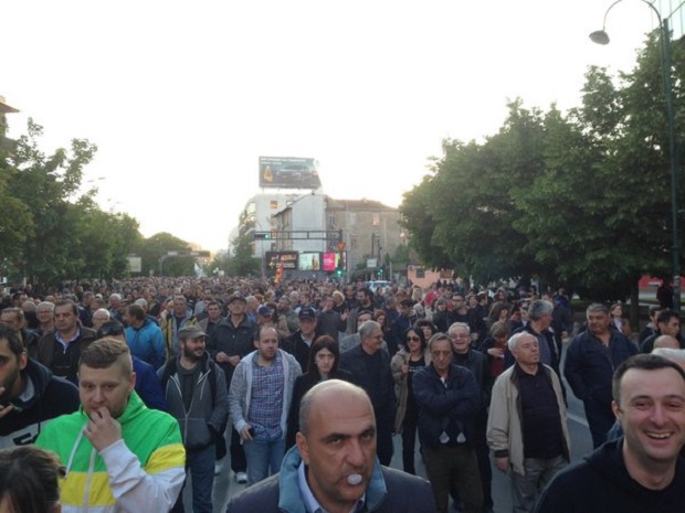 Улица диктира излаз из кризе?