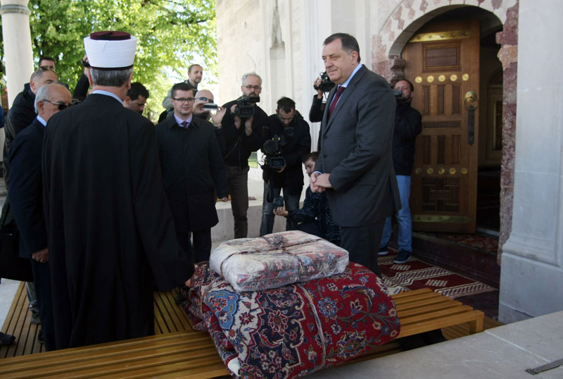 Додик поклонио ћилиме за Ферхадију