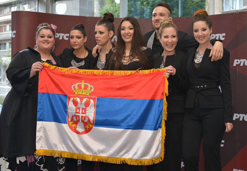 Евросонг: Бојана поклонила Сањи заставу