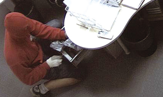 Упадали преко тераса, носили паре и накит