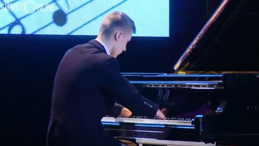 ВИДЕО: Рођен без прстију, а постао пијаниста