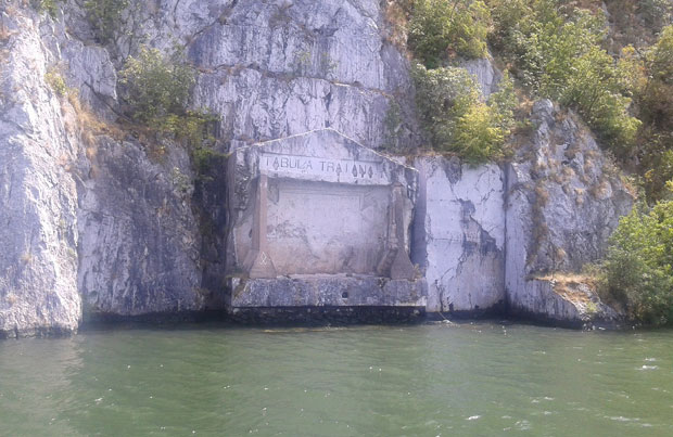 Трајанова табла: Римљани је поставили, Аранђеловчани преместили