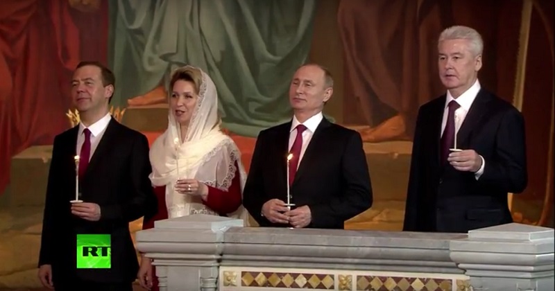 Путин и Медведев са хиљадама верника у Храму Христа Спаситеља (ВИДЕО)