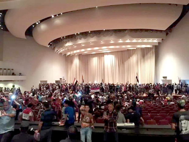 Демонстранти почели да напуштају ирачки парламент у Багдаду