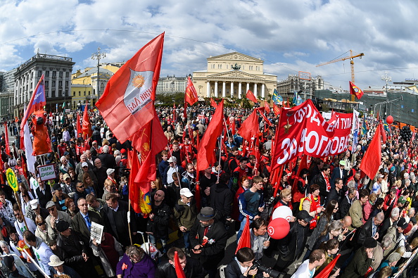 1. МАЈ: У Паризу бацали сузавац на демонстранте, Москвом корачало 100.000 људи, у Турској немири!