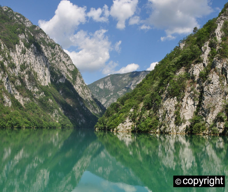 Између белих кањона и смарагдне реке