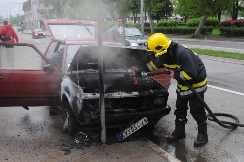 Краљево: „Југо” се запалио усред вожње