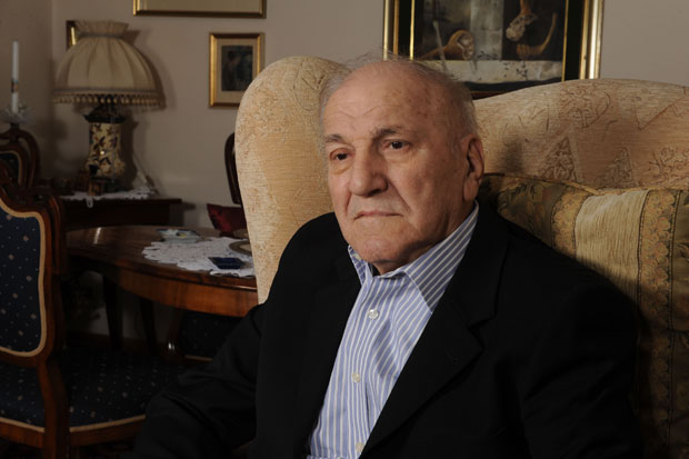 Бата Живојиновић на интензивној нези