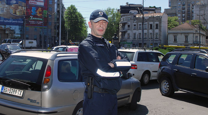 Носи униформу уместо свештеничке мантије