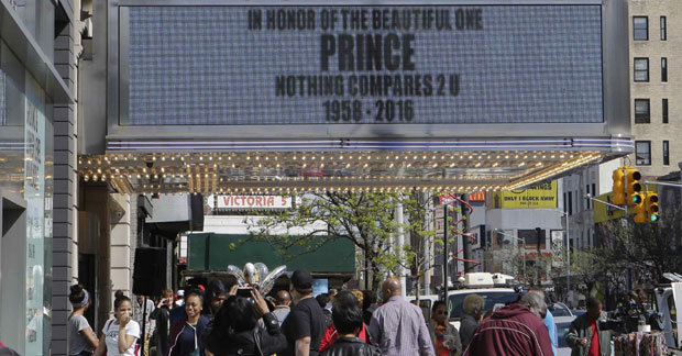 Принс добија плочу на Булевару славних Аполо театра