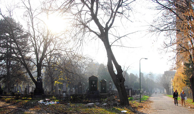 Радници у знак протеста спавају у гробовима