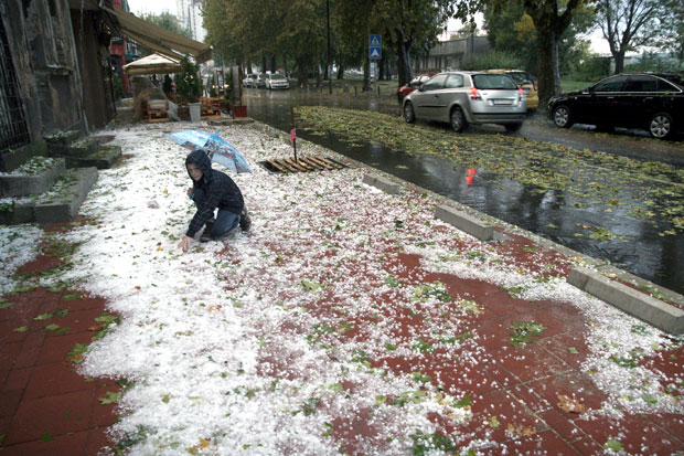 Снажно невреме са градом захватило Смедерево