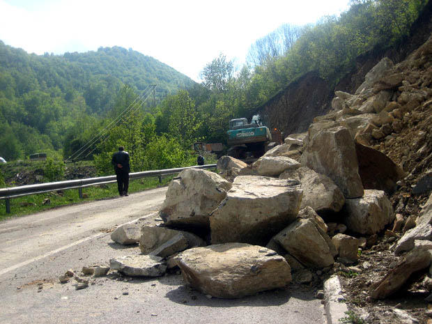 Машине се боре против одрона на путу Брус – Брзеће