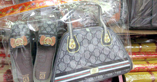 Папирне реплике луксузних торби, ајфонa и аутомобила за покојнике продају се у Кини(ФОТО)
