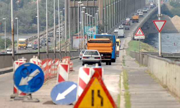 Саобраћајни колапс због радова у Радничкој улици и код Панчевачког моста