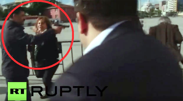 Турски новинар осуђен на пет година затвора, неколико сати након напада на њега (ВИДЕО)