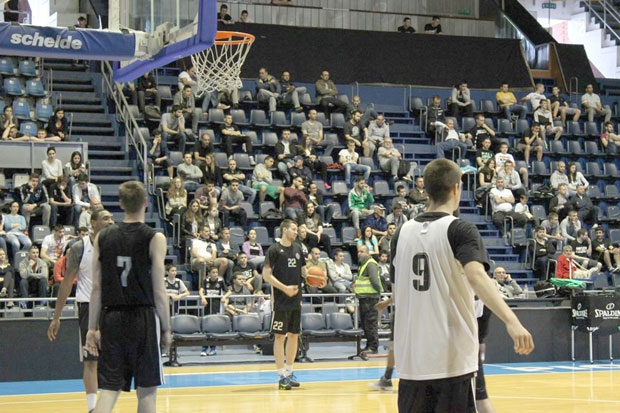 Кошаркаши Партизана тренирали уз навијаче