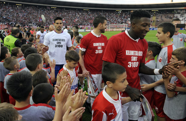 Шампионска журка на “Маракани”: Навијачи имали поруку за УЕФА и Божовића