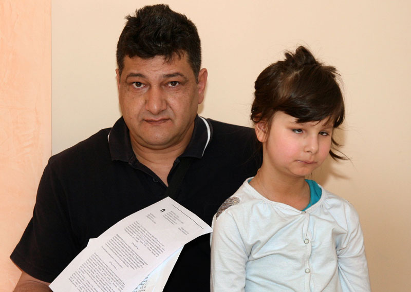 Слепа девојчица још без превоза