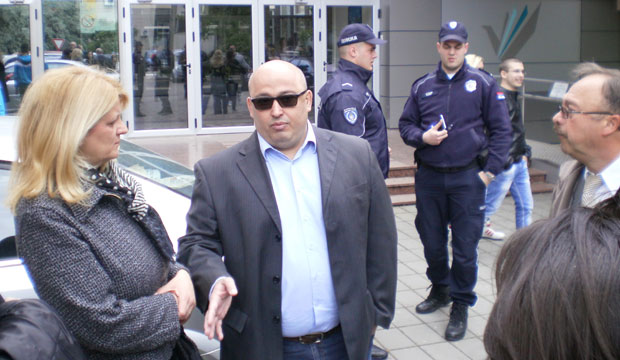 У фотељу уз помоћ бравара