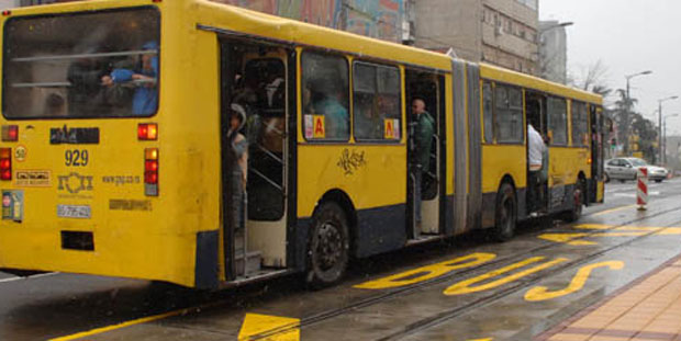 Кофер са алатом остављен у аутобусу, путници мислили да је бомба 