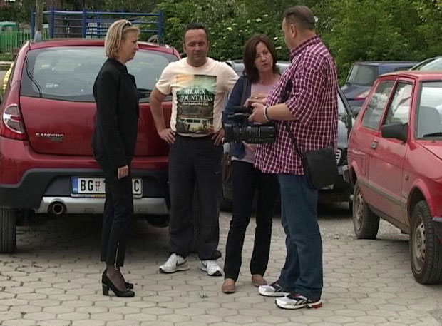 Дивљање Албанаца у Обилићу на Космету: Напад на српске новинаре