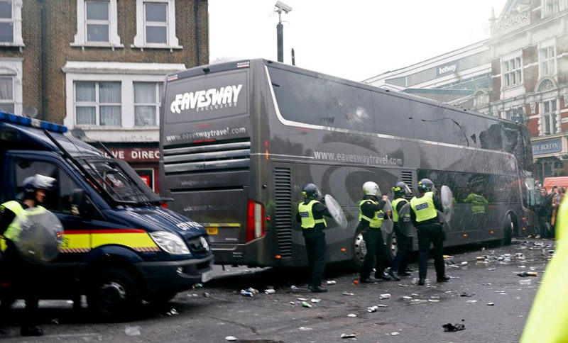 Хулигани Вест Хема напали и разбили аутобус са екипом Манчестер јунајтеда (ВИДЕО)