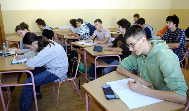 Више места у гимназијама и на занатима