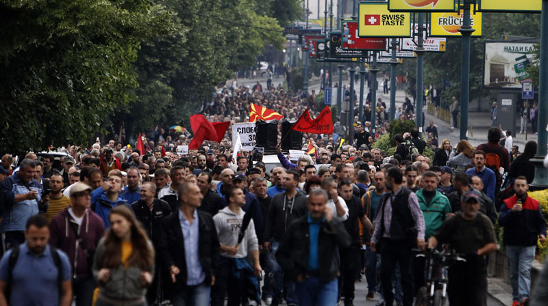 Демонстранти у Скопљу протестовали испред резиденције председника Македоније