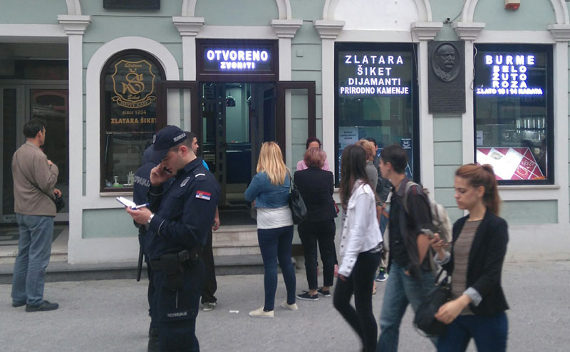 Нови Сад: Опљачкана златара, разбојници однели накит