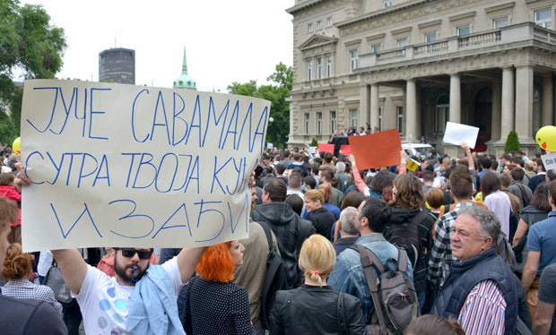 Протест због рушења у Савамали: Тражили оставке, бацали тоалет папир на Скупштину града Београда