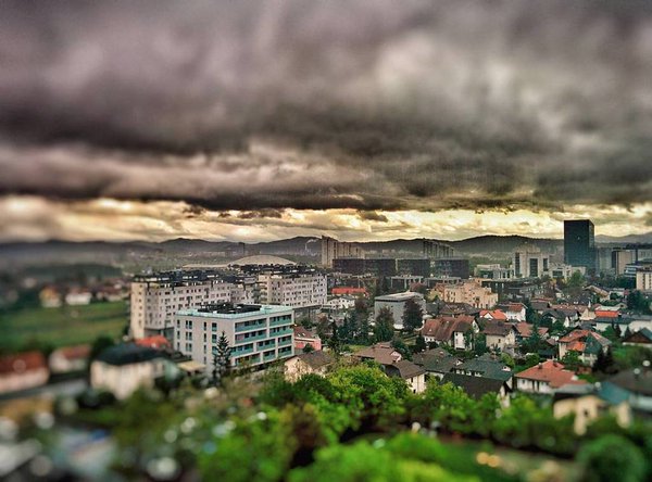 Невреме пљускови у Словенији, прете поплаве и лавине
