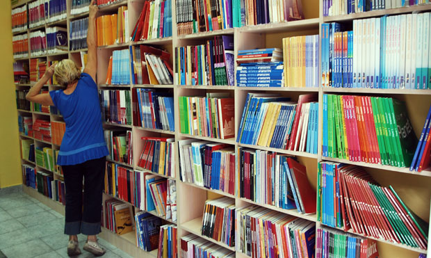 На уџбенике оде трећина плате