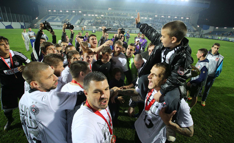 ПОВРАТАК ИЗ МИЛАНОВЦА: Погледајте како су фудбалери Партизана прославили освајање Купа (ВИДЕО)