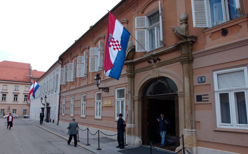 Хрватска клизи ка ванредним изборима