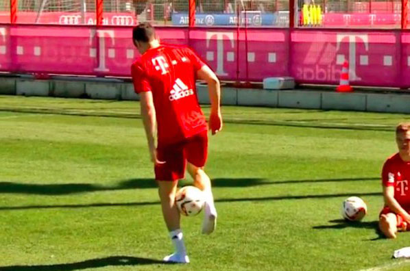 ВИДЕО: Како Левандовски пимпује у чарапама