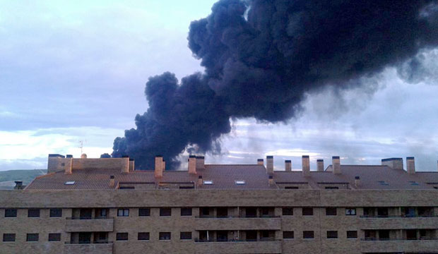 Облак дима над градом, власти поручиле грађанима да не излазе напоље(ФОТО)