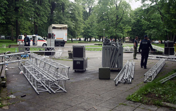 Српска, ипак, иде на улицу