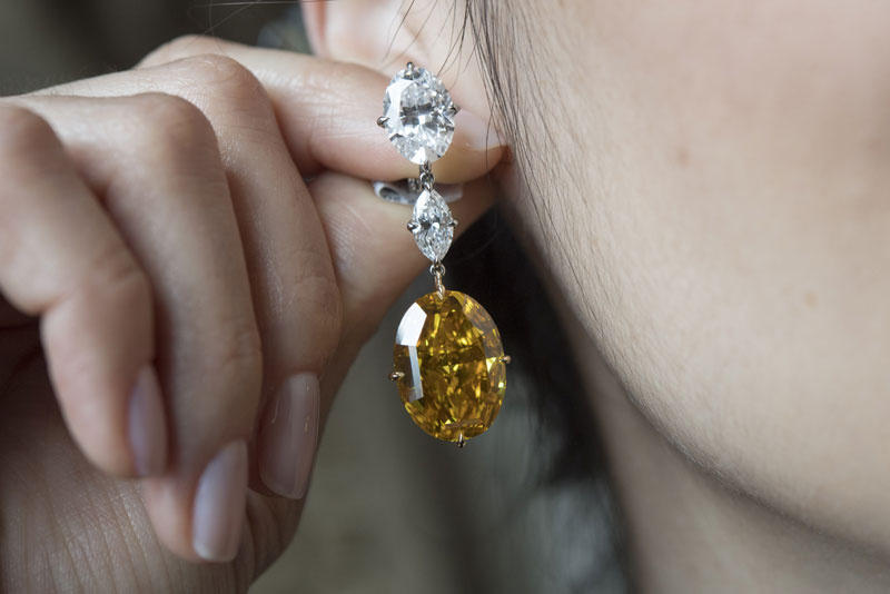 Ретки дијаманти и краљевски накит на аукцији у Женеви