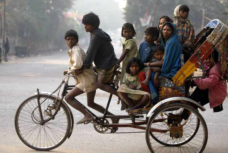 НЕСРЕЋА У ИНДИЈИ: 16 људи погинуло у судару камиона и рикше